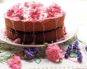 pink birthday cake 